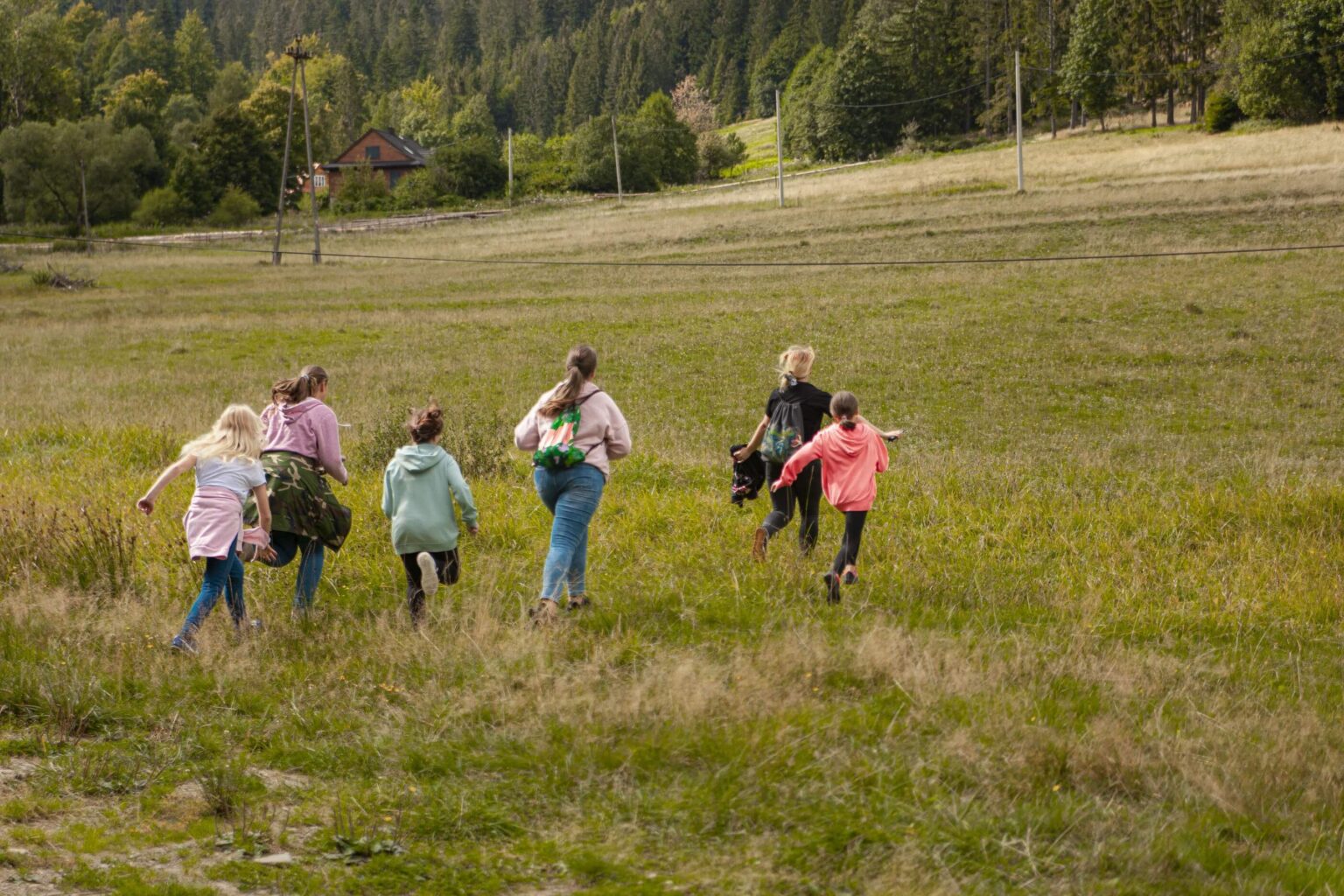Dziewczyny biegnące przez łąkę